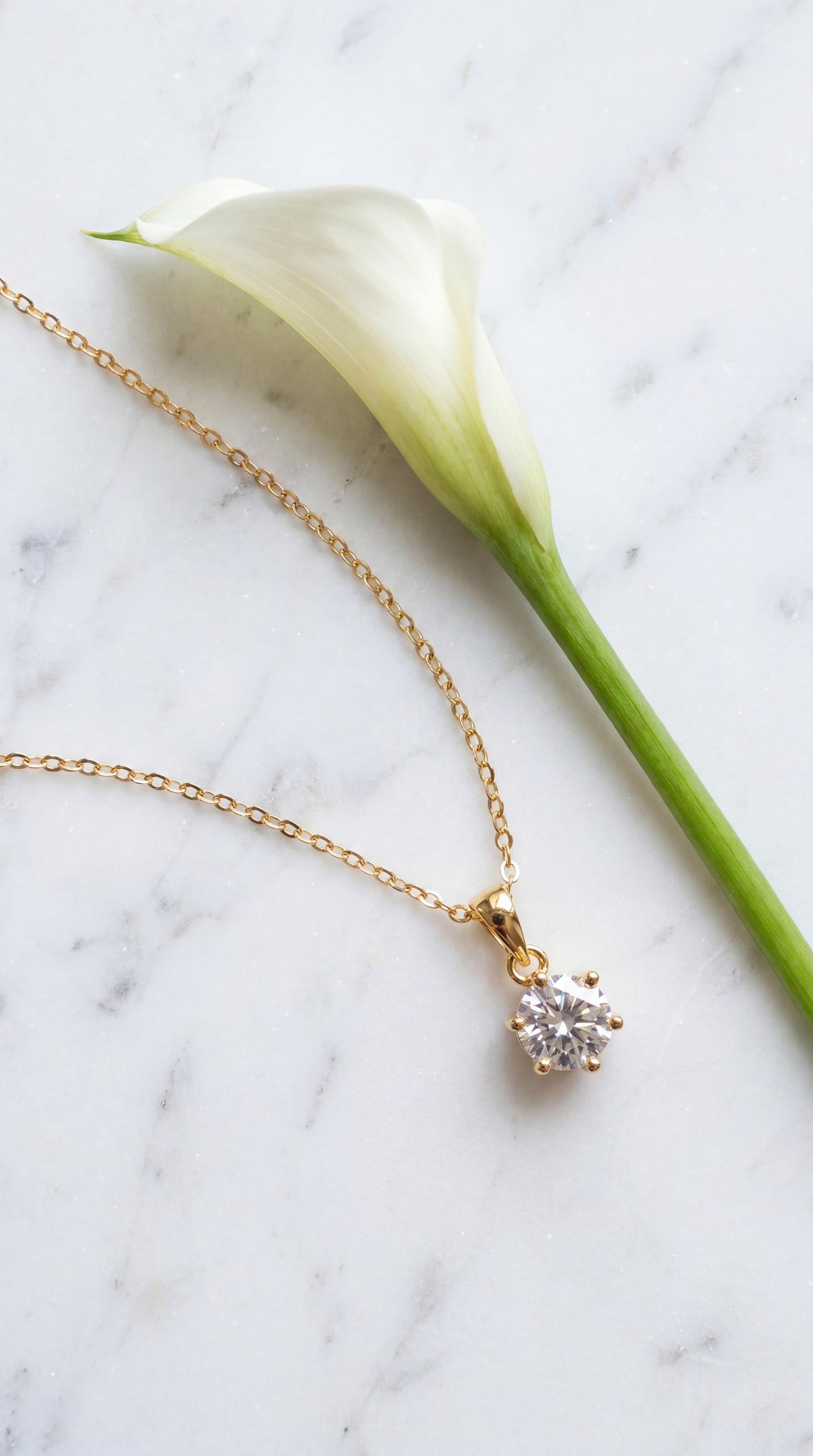 The MOHRA Round Solitaire Pendant — Gold